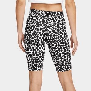 NWT Nike Women's Sportswear Essential Mid Rise Cycle Bike Shorts Black & White